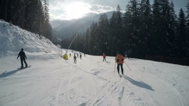 Punto Vista Gente Esquiando Pendiente Estación Esquí Bansko — Vídeo de stock