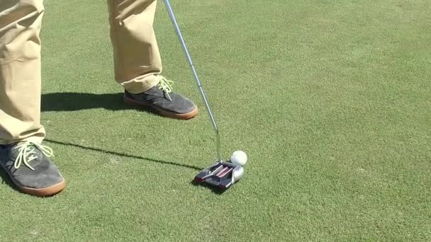 Bajo Ángulo Jugador Golf Masculino Practicando Golpear Bola Cámara Lenta — Vídeo de stock