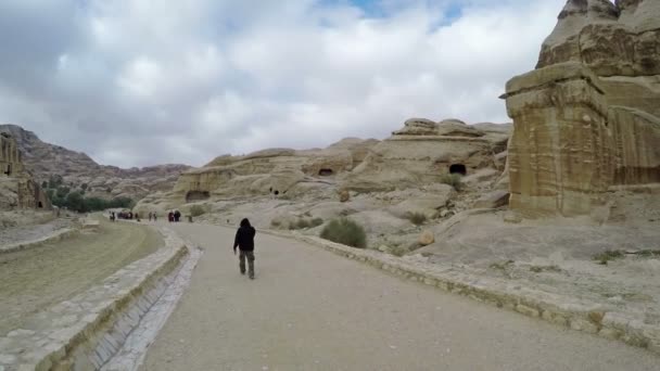 古城佩特拉在约旦 联合国教科文组织世界遗产遗址 沿着峡谷和悬崖的旅游路线 — 图库视频影像
