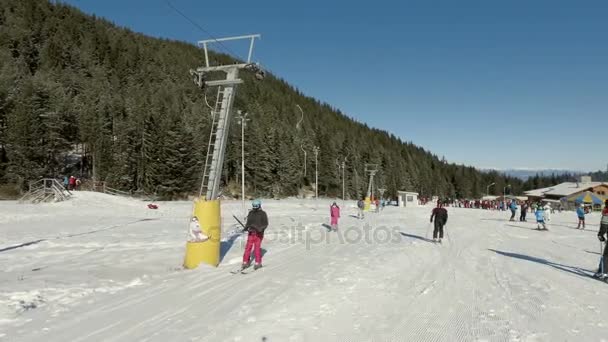 Pov Pessoas Esquiando Encosta Estância Esqui Bansko — Vídeo de Stock