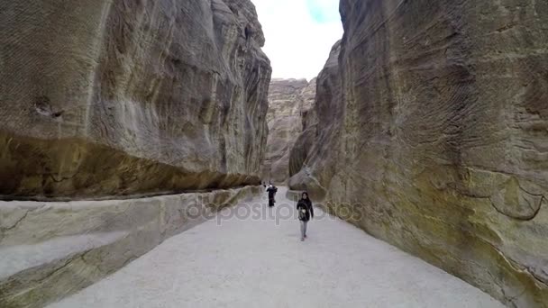 ペトラはヨルダン ユネスコ世界遺産の古代都市 峡谷と崖に沿った観光ルート — ストック動画