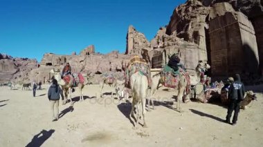 Antik kenti Petra Ürdün, UNESCO Dünya Miras Listesi. Turistik güzergah boyunca Kanyon ve kayalıklarla.