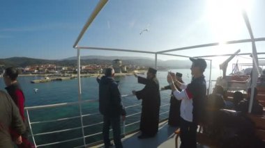 Deniz kıyısı güvertede crowdy dışında göster 