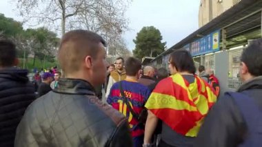 Barcelona'da maçtan önce futbol taraftarları 