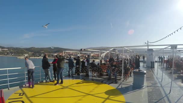 Pont Foule Sur Ferry Par Temps Ensoleillé — Video