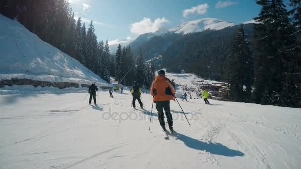 Punto Vista Gente Esquiando Pendiente Estación Esquí Bansko — Vídeo de stock