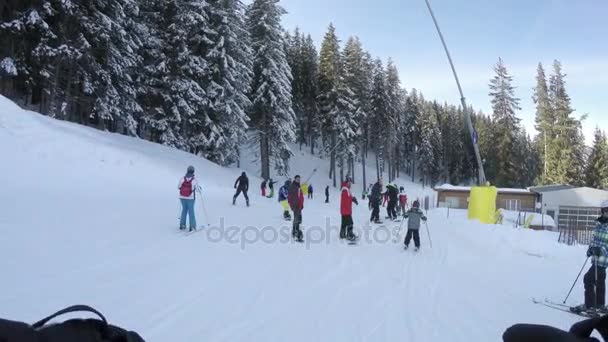 Pov Ludzi Nartach Stoku Ośrodku Narciarskim Bansko — Wideo stockowe