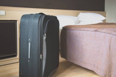 Otel odası, görünümünü bavul