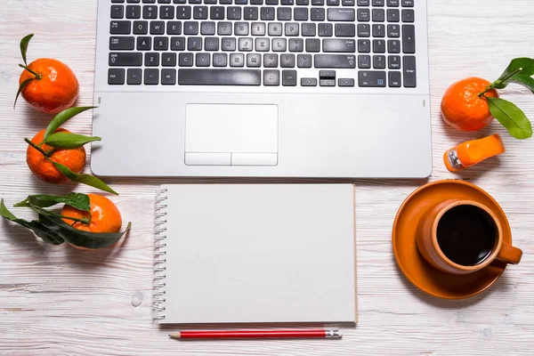 Espacio de trabajo, portátil y portátil en escritorio de madera — Foto de Stock