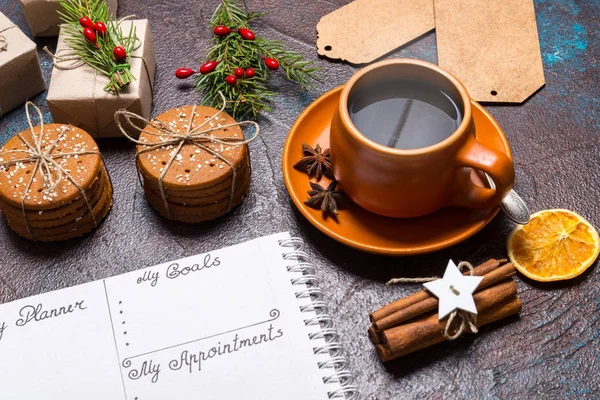 Мой ежедневник и чашка кофе на столе — стоковое фото