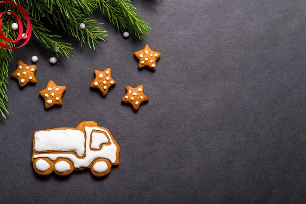 Galletas de jengibre camión en forma de fondo negro, Navidad — Foto de Stock