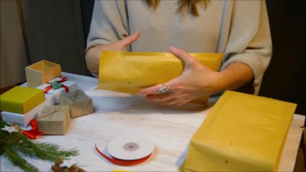Женщина руки упаковки рождественский подарок — стоковое видео