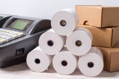 Elektronik kasa ve sürü kağıt rulo