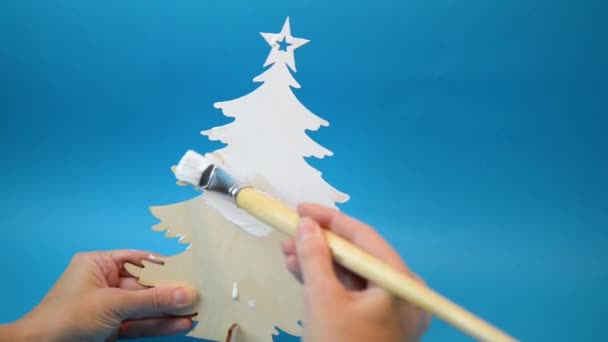 Mujer manos pintando pequeño árbol de Navidad de madera — Vídeo de stock