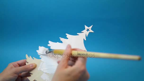 Donna mani pittura piccolo albero di Natale in legno — Video Stock