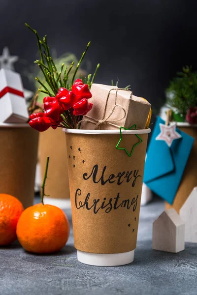 Presente de Natal em xícara de café, Casar com Natal — Fotografia de Stock