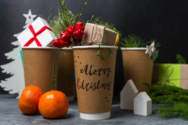 Presente de Natal em xícara de café, Casar com Natal — Fotografia de Stock