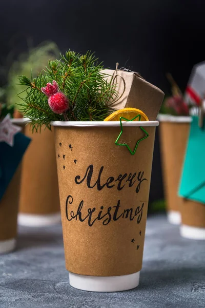 Presente de Natal em xícara de café, Casar com Natal — Fotografia de Stock