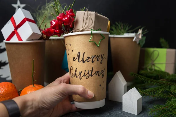 Mãos de mulher passam presente de Natal, Casar com Natal — Fotografia de Stock