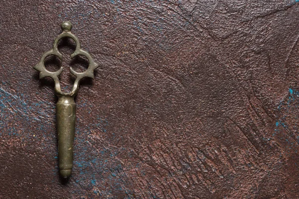 Latón antiguo llave de grifo samovar sobre fondo oscuro, espacio de copia — Foto de Stock