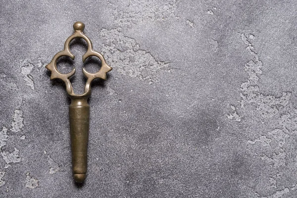 Latón antiguo llave de grifo samovar sobre fondo oscuro, espacio de copia — Foto de Stock