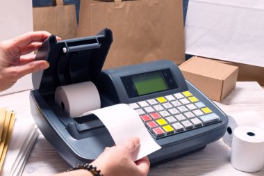 Elektronik kasa ile çalışan kadın 