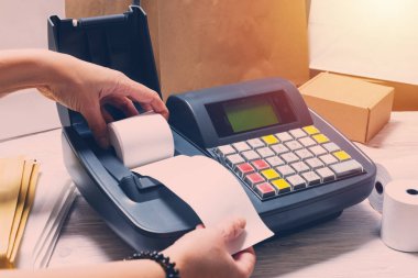 Elektronik kasa ile çalışan kadın 