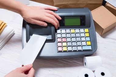 Elektronik kasa ile çalışan kadın 