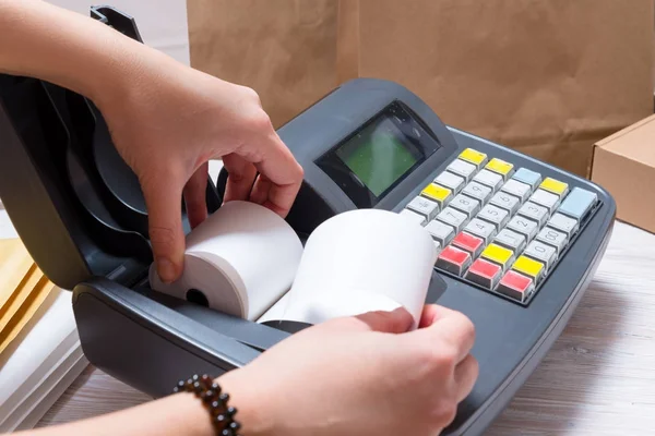 Elektronik kasa ile çalışan kadın 