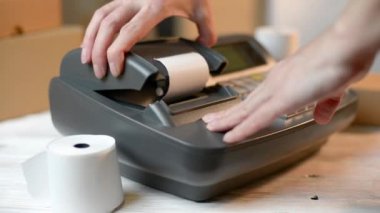 Elektronik kasa ile çalışan kadın 