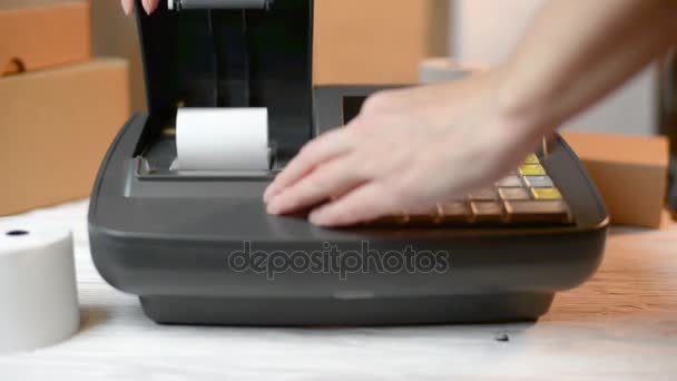 Vrouw Die Werkt Met Elektronische Kassa — Stockvideo