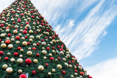 Mavi gökyüzü Noel ağacına dekore edilmiş