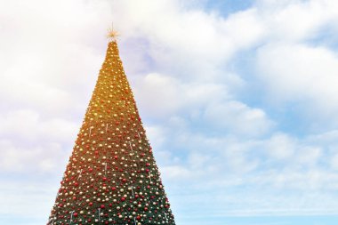 Mavi gökyüzü Noel ağacına dekore edilmiş