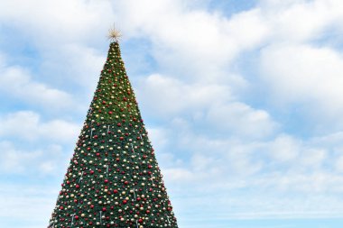 Mavi gökyüzü Noel ağacına dekore edilmiş