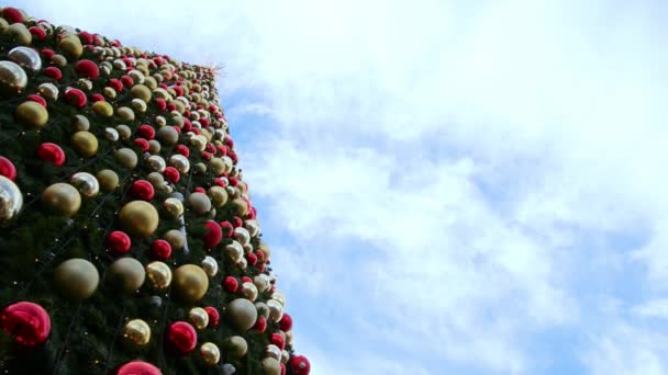 Árbol Navidad Decorado Cielo Azul — Vídeo de stock