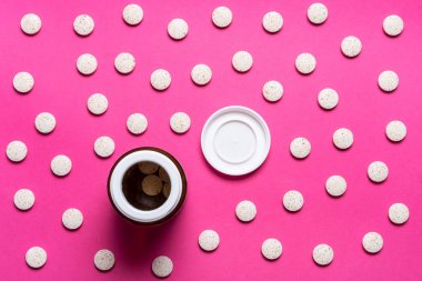 Pembe bir arka plan üzerinde tıbbi tablet