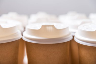 Tek kullanımlık kahve fincanı sürü