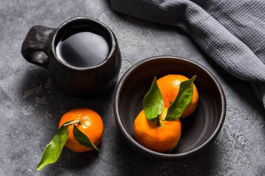 Siyah seramik tablo ware çay bardağı ve gri tablo kase