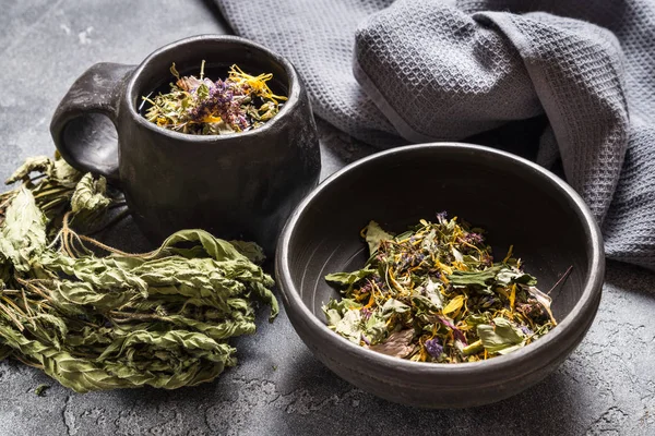 Трав'яний чай в чорному керамічному столовому посуді — стокове фото