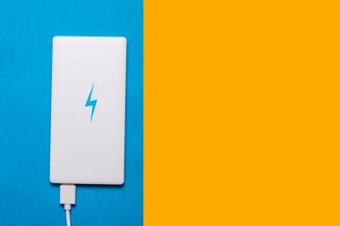 Mavi Sarı zemin üzerine akıllı telefon için güç banka