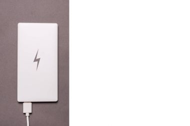 Akıllı telefon için güç banka gri arka plan üzerinde