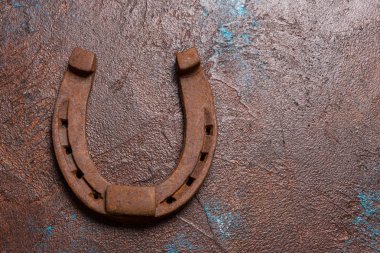 Gri arka plan üzerinde rustik demir at nalı