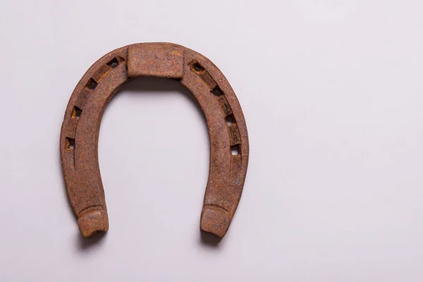 Ferradura de ferro rústico em fundo cinza — Fotografia de Stock