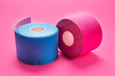 Renkli arka plan üzerinde Kinesiyoloji teyp