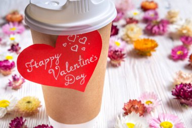 Tebrik kartı mutlu Sevgililer günü ile kahve fincanı