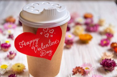 Tebrik kartı mutlu Sevgililer günü ile kahve fincanı