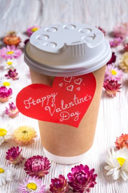 Tebrik kartı mutlu Sevgililer günü ile kahve fincanı