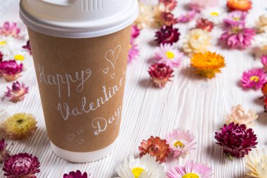 Tebrik kartı mutlu Sevgililer günü ile kahve fincanı