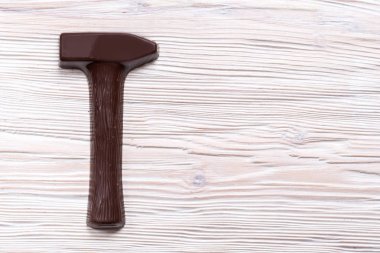 Çikolata Oluşturucu araçları, ahşap arka plan üzerinde kopya alanı kümesi.