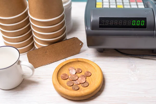 Registratore di cassa e portacarte in legno nel caffè — Foto Stock